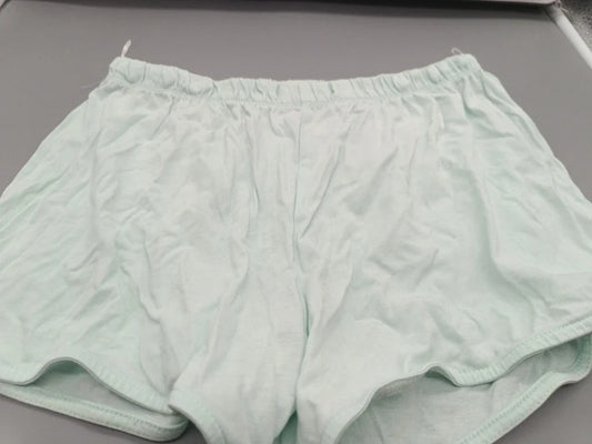 Detail des elastischen Bundes ohne Kordel und lockeren Schnitts der Sommershorts