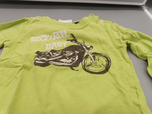 Detail des Motorradmotivs, Schriftzugs und der Druckknöpfe an der Schulter