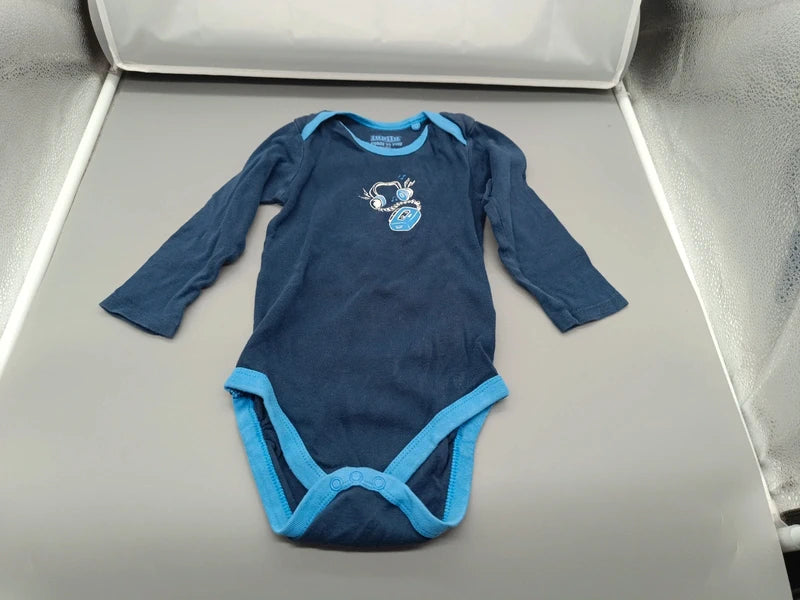 Vorderseite des dunkelblauen Lupilu Langarm-Bodys Größe 86/92 mit hellblauen Abschlüssen