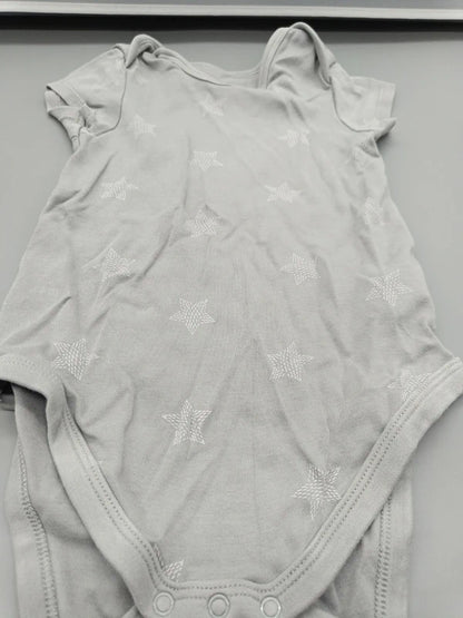 Detail der weißen Sterne und des Schrittverschlusses des Baby Club Bodys