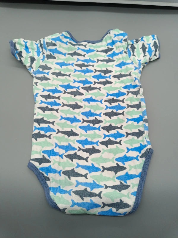 Rückseite des My Little Beauty Bodys mit Hai-Muster und angegebenem kleinem Strich