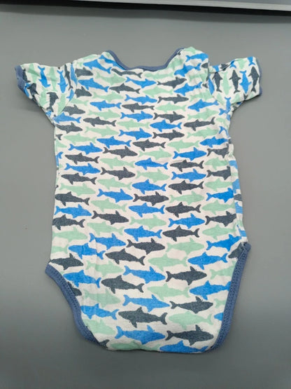 Rückseite des My Little Beauty Bodys mit Hai-Muster und angegebenem kleinem Strich