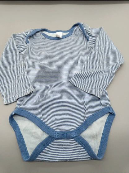 Blau-weiß gestreifter Baby Club Langarmbody Größe 86, Vorderseite