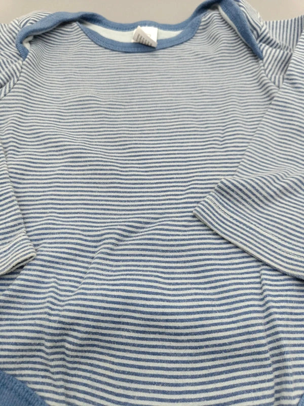 Detail der feinen blau-weißen Streifen am Langarmbody