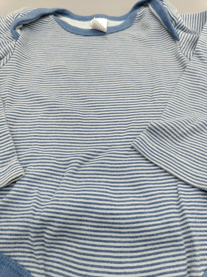 Detail der feinen blau-weißen Streifen am Langarmbody