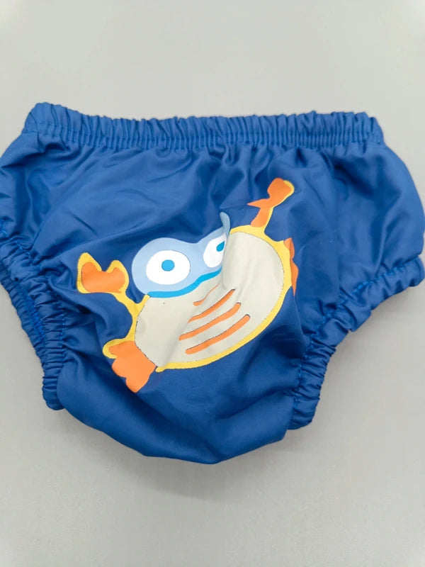 Detail des bunten Fischmotivs auf der blauen Baby-Schwimmhose