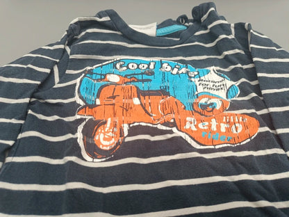Detail des Roller-Motivs auf dem Topomini Shirt