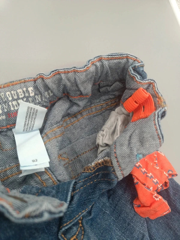Verstellbarer Innenbund und Größenetikett der Baby Club Jeanshose