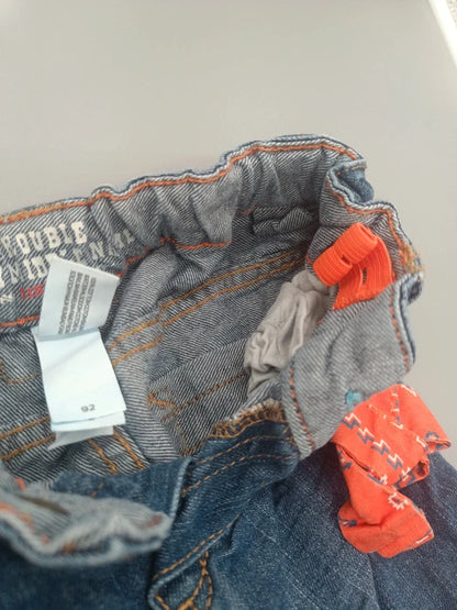 Verstellbarer Innenbund und Größenetikett der Baby Club Jeanshose