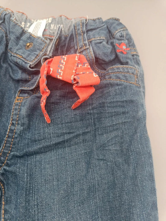 Detail der Taschen und des orangefarbenen Stoffdetails an der Baby Club Jeans