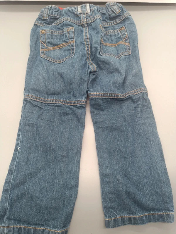Rückseite der blauen Baby Club Jeanshose mit zwei Gesäßtaschen