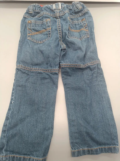 Rückseite der blauen Baby Club Jeanshose mit zwei Gesäßtaschen