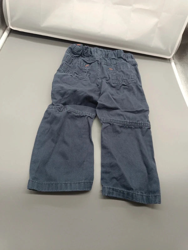 Rückseite der schwarzen Disney C&A Kinderhose Größe 92