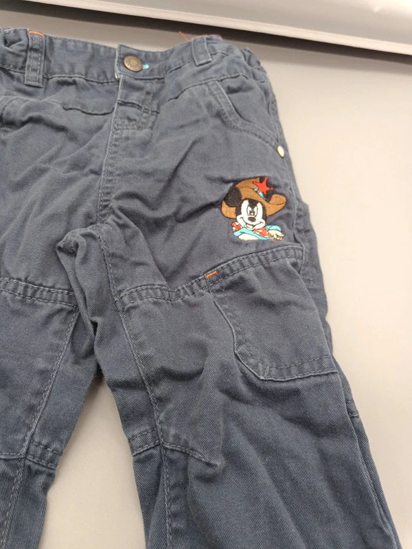 Detail des Disney-Motivs und der Taschen an der schwarzen Kinderhose