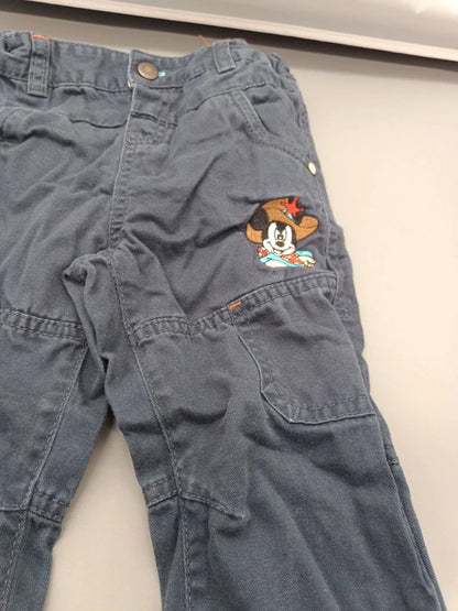 Detail des Disney-Motivs und der Taschen an der schwarzen Kinderhose