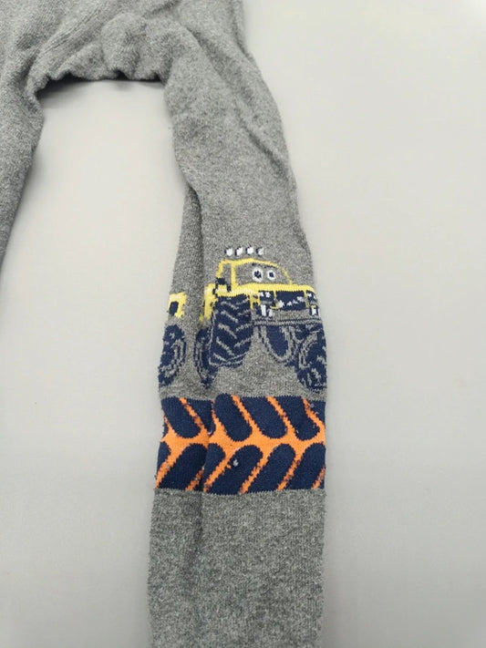 Detailaufnahme des bunten Fahrzeugmotivs und der orange-blauen Musterpartie an der grauen Kinderstrumpfhose in Größe 92