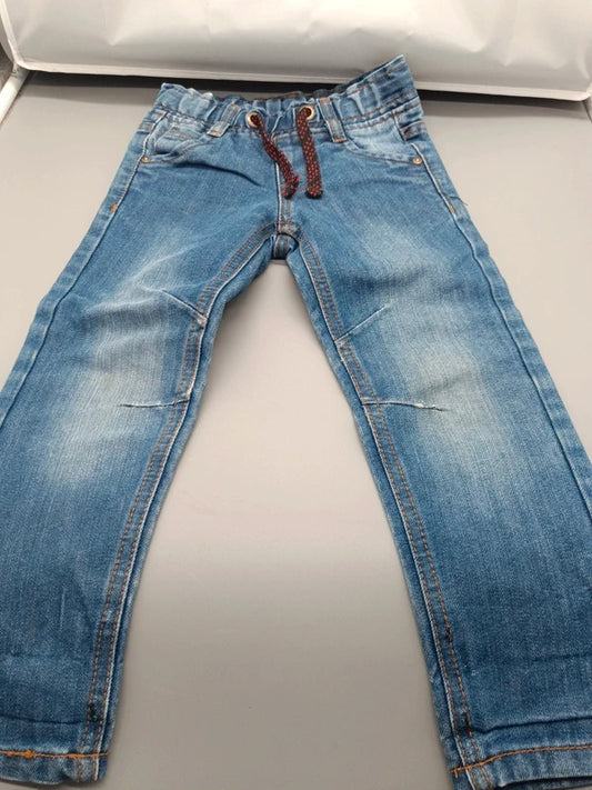 Hellblaue Jungenjeans mit elastischem Bund und rot-blauem Tunnelzug in Größe 98, Vorderseite