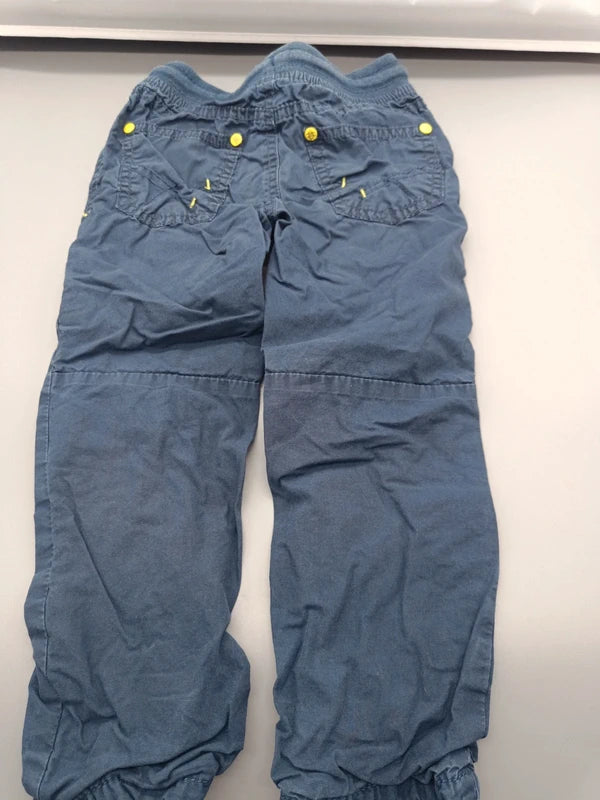 Rückseite der marineblauen Kiki & Koko Kinderhose mit Gesäßtaschen