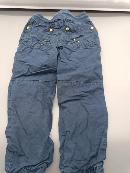 Rückseite der marineblauen Kiki & Koko Kinderhose mit Gesäßtaschen