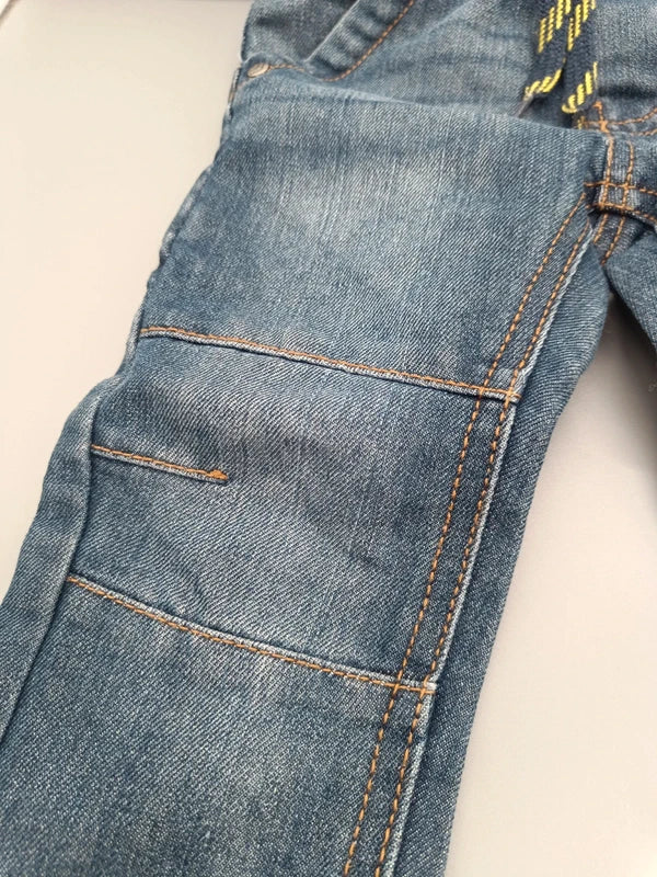 Aufgesetzte Details am Bein der Kiki & Koko Jeanshose