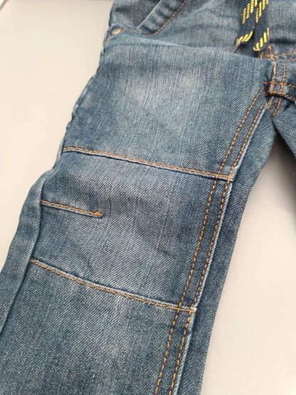 Aufgesetzte Details am Bein der Kiki & Koko Jeanshose
