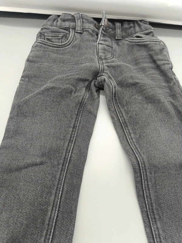 Detail von Bund und schmalem Schnitt der stay true Kinderjeans