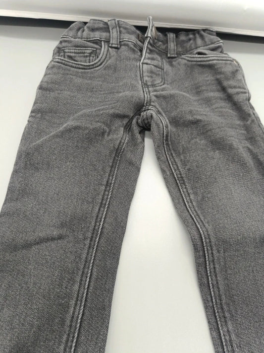 Detail von Bund und schmalem Schnitt der stay true Kinderjeans