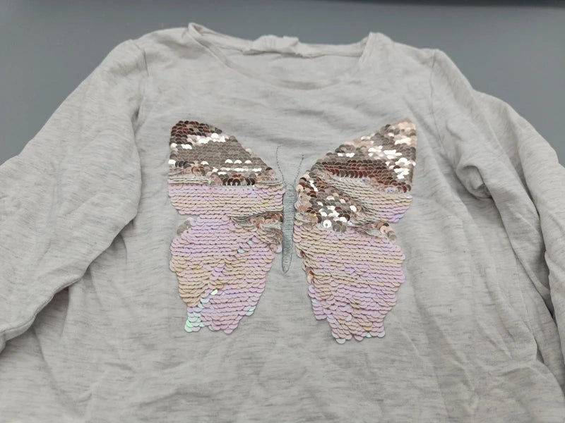 Detail des Schmetterlings aus Pailletten auf dem H&M Sweatshirt