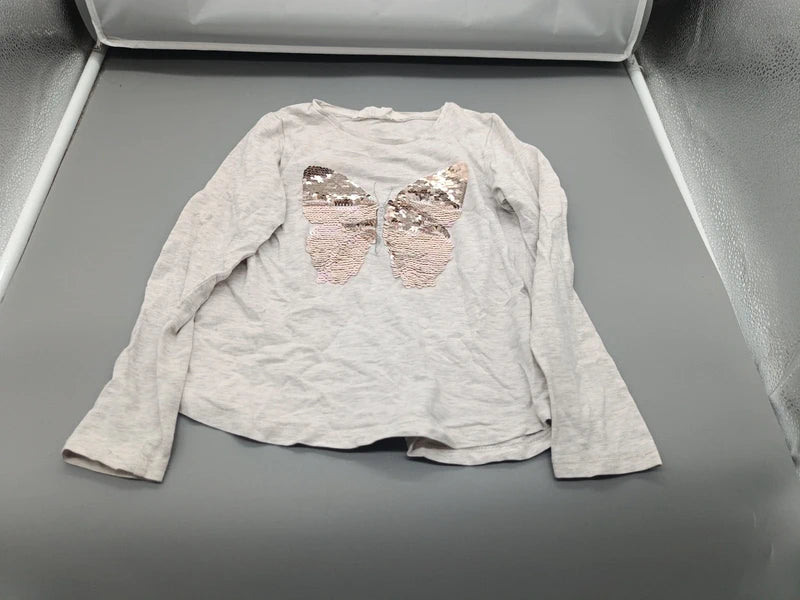 Ganzansicht des grauen H&M Sweatshirts mit Schmetterlingsmotiv