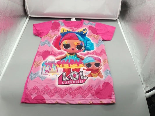Detailaufnahme des bunten LOL-Surprise-Motivs mit zwei Figuren auf dem pinken Mädchen-T-Shirt in Größe 152