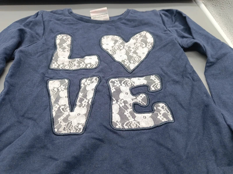 Detail des hellen LOVE-Motivs in Spitzenoptik