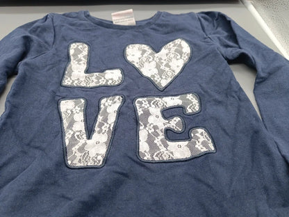Detail des hellen LOVE-Motivs in Spitzenoptik