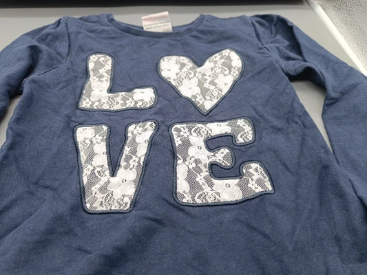 Detail des hellen LOVE-Motivs in Spitzenoptik