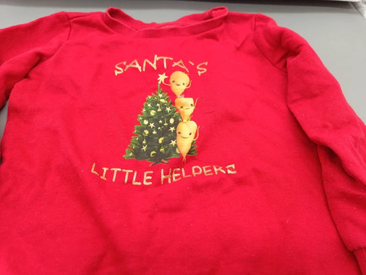 Detailaufnahme des goldfarbenen Santa’s-Little-Helpers-Schriftzugs und Weihnachtsbaummotivs auf dem roten Jungen-Sweatshirt in Größe 98
