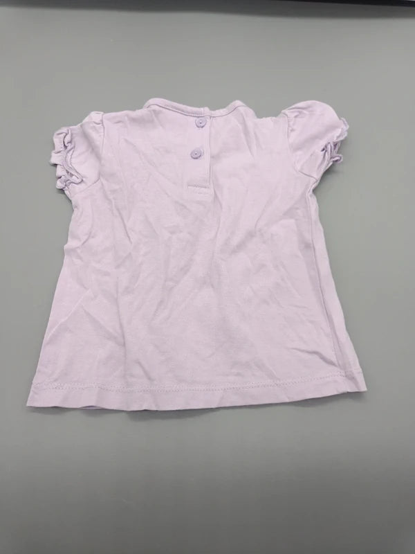 Rückseite des Baby Club Shirts mit zwei Knöpfen am oberen Rücken