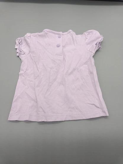 Rückseite des Baby Club Shirts mit zwei Knöpfen am oberen Rücken