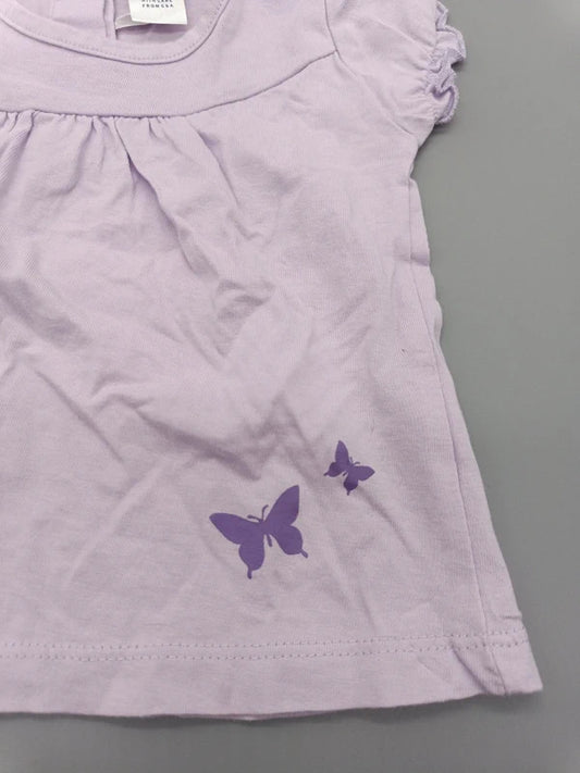 Detail der beiden violetten Schmetterlinge auf dem fliederfarbenen Babyshirt