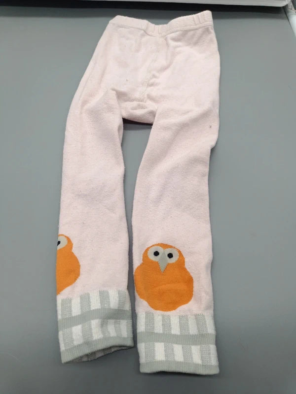 Hellrosa Babyhose mit orangefarbenen Eulen, Vorderseite