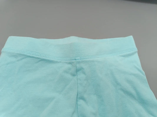 Detailaufnahme des elastischen Bundes an der helltürkisen Mädchen-Radlerhose in Größe 104