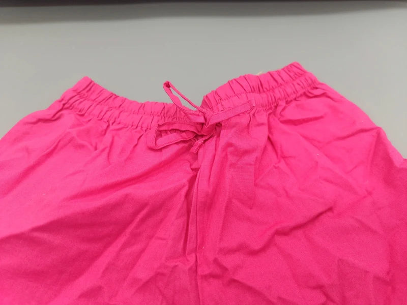 Detail des elastischen Rundumbunds und Bindebands der pinken Needs Shorts