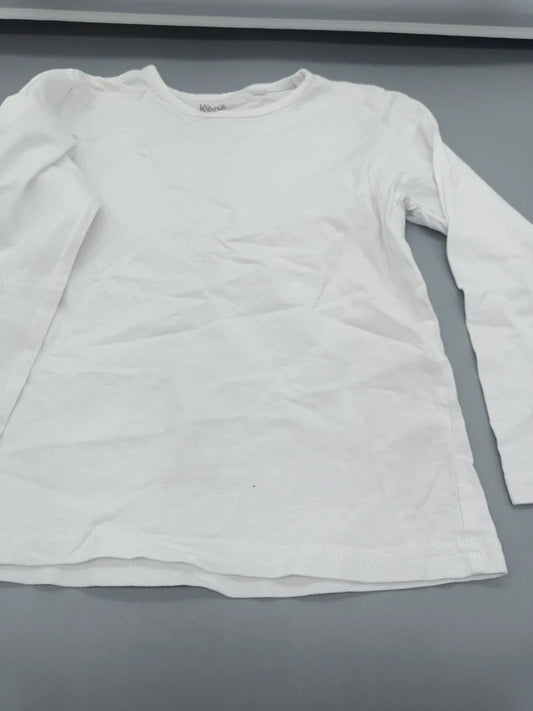Weißes Mädchen-Langarmshirt mit ausgestelltem Schnitt und gewelltem Saum in Größe 104, Vorderseite