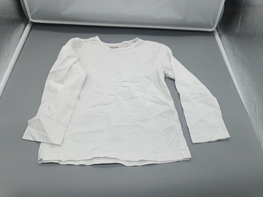 Detailaufnahme des weißen Mädchen-Langarmshirts mit Rundhalsausschnitt und leicht strukturierter Oberfläche in Größe 104