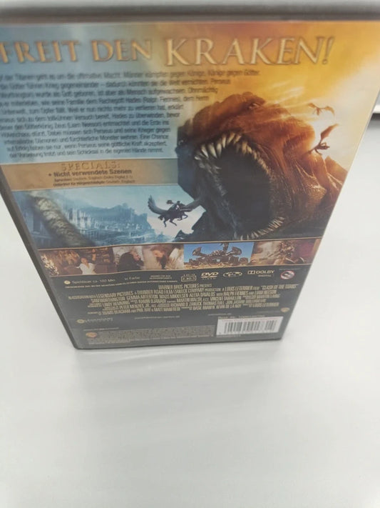 Rückseite der Kampf der Titanen DVD-Hülle mit Filminformationen und Szenenbildern