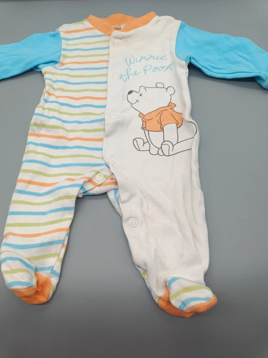Baby-Strampler mit Winnie-Puuh-Motiv, türkisen Ärmeln und bunten Streifen