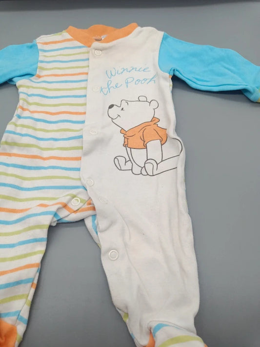 Winnie-Puuh-Motiv auf dem weiß-türkis gestreiften Baby-Strampler