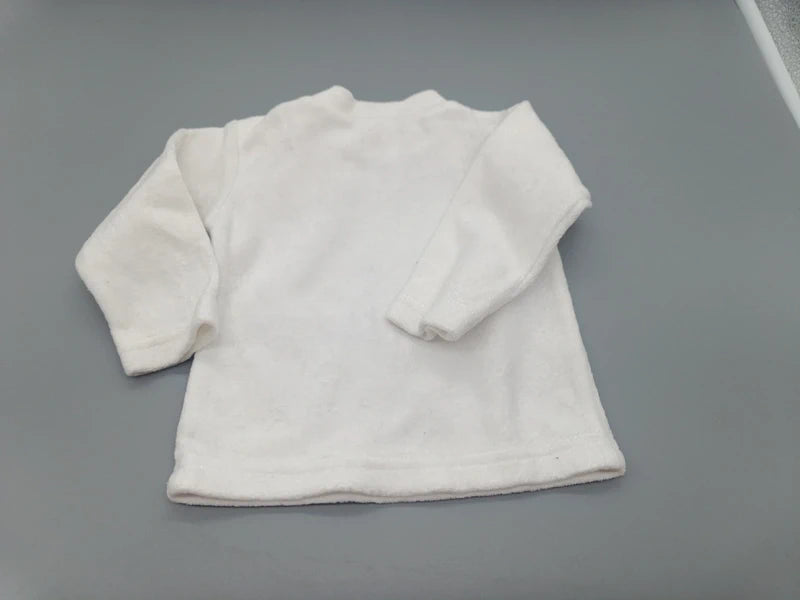 Rückseite des weißen Baby Club Baby-Pullovers mit langen Ärmeln