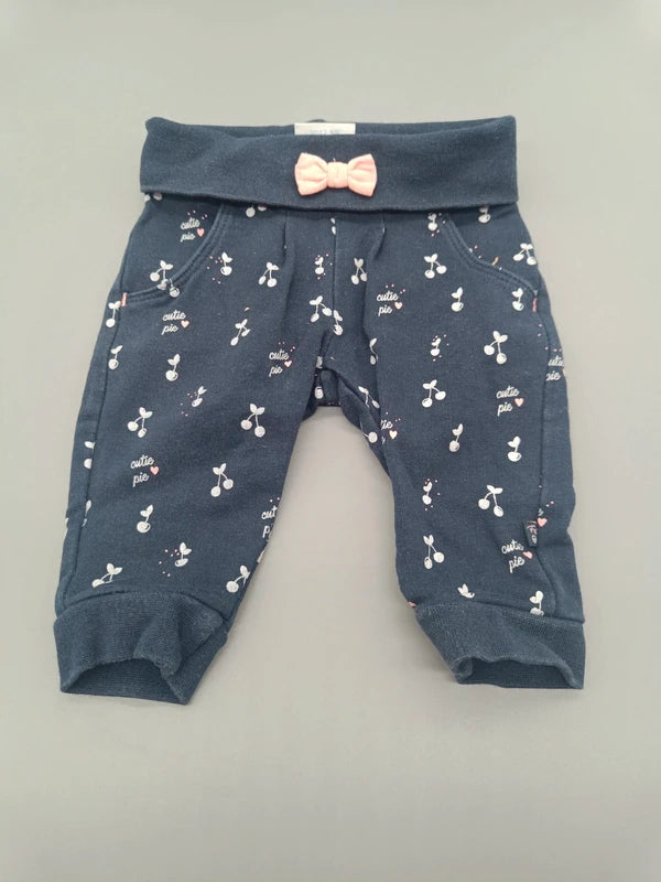 Marineblaue Feetje Babyhose Größe 56 mit Kirschmuster und rosa Schleife, Vorderseite