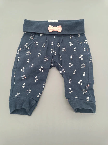 Marineblaue Feetje Babyhose Größe 56 mit Kirschmuster und rosa Schleife, Vorderseite