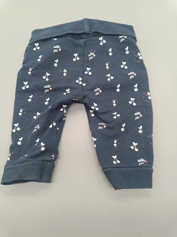 Rückseite der marineblauen Feetje Babyhose mit Kirschmuster