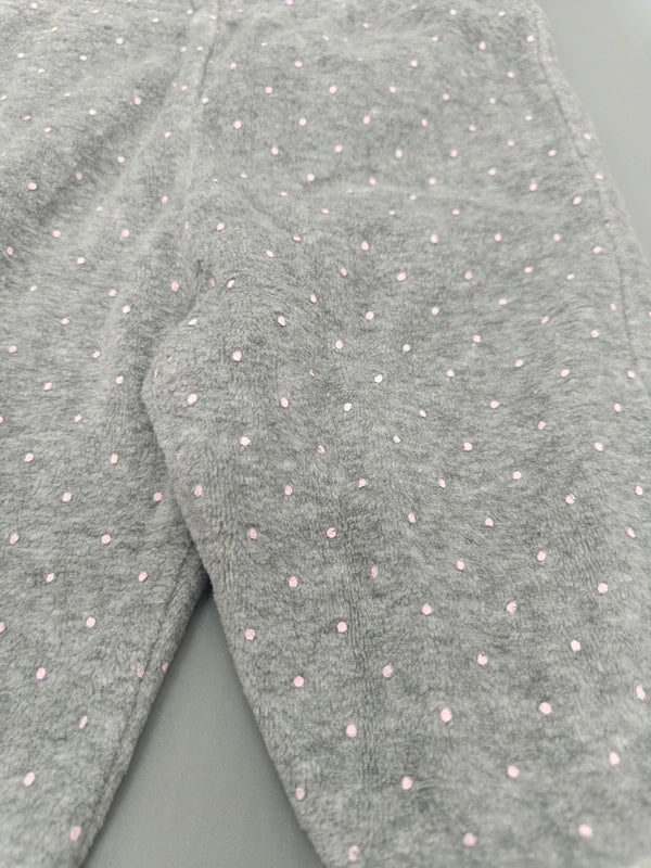 Detail des weichen grauen Stoffes mit kleinen rosa Punkten